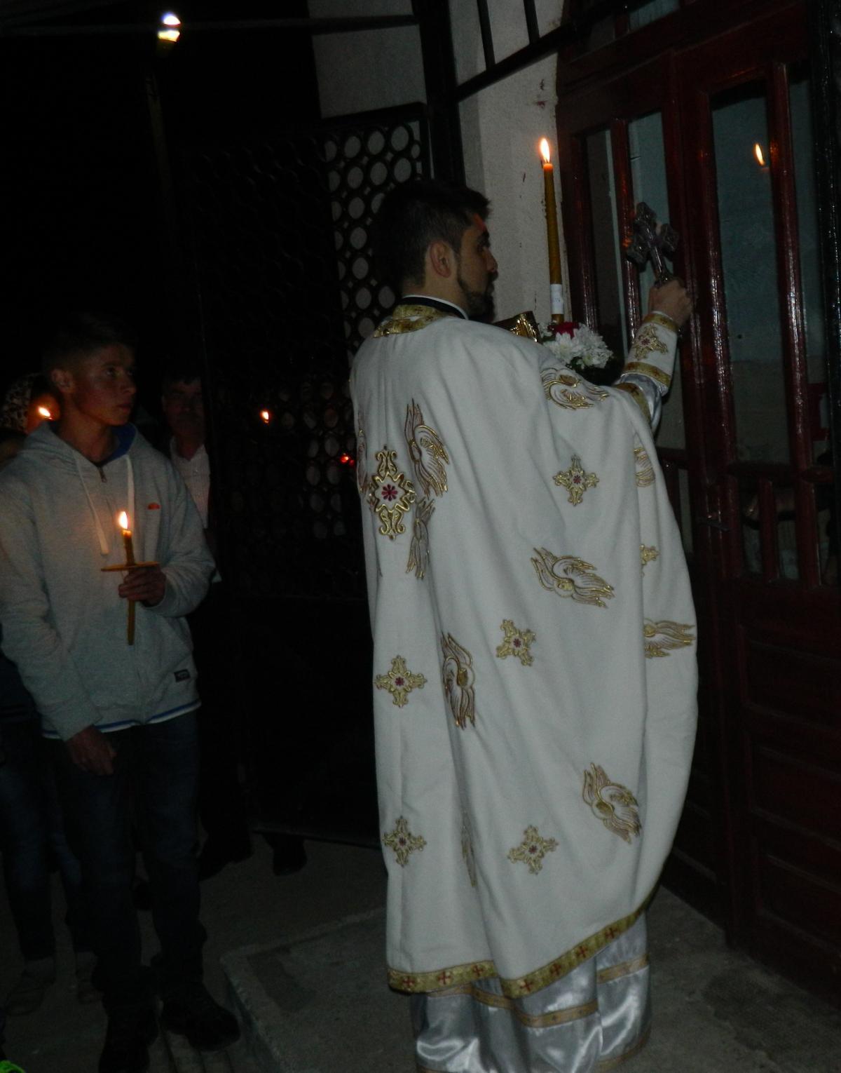 „Ridicaţi, căpetenii, porţile voastre şi vă ridicaţi porţile cele veşnice şi va intra Împăratul slavei” (Ps. 23, 7 și 9)